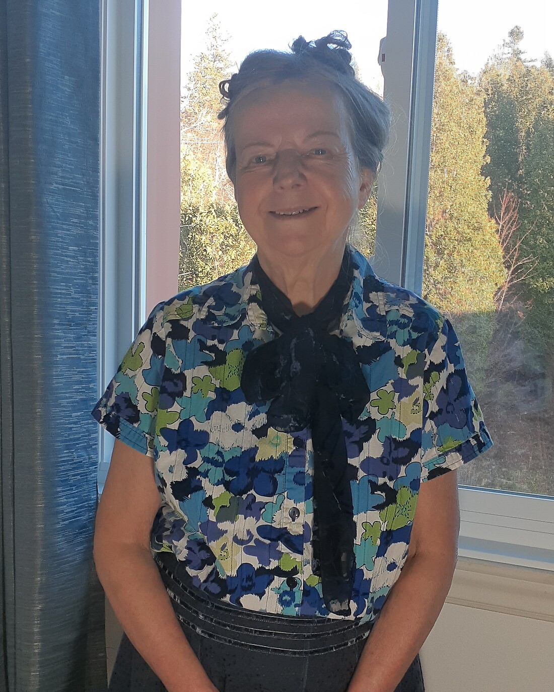 Francine Parent, souriante, près d'une fenêtre lumineuse